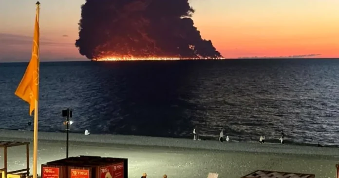 Petrolier atacat în Marea Neagră. Cei 23 de membri ai echipajului, salvați
