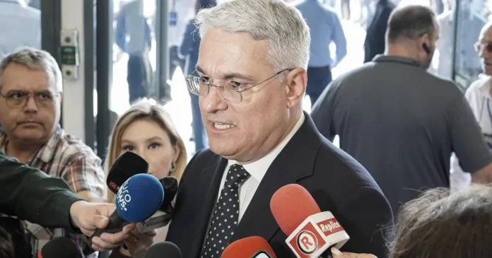 Pîslaru îl apără pe Bolojan după DNA: Nu are zboruri private exotice