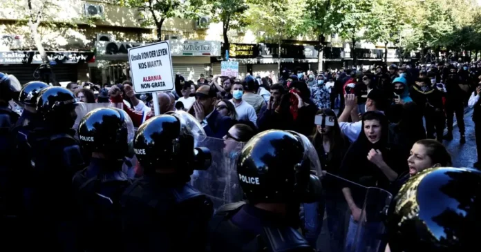 Proteste în Albania: perne incendiate la sediul premierului, intervenție cu tunuri cu apă