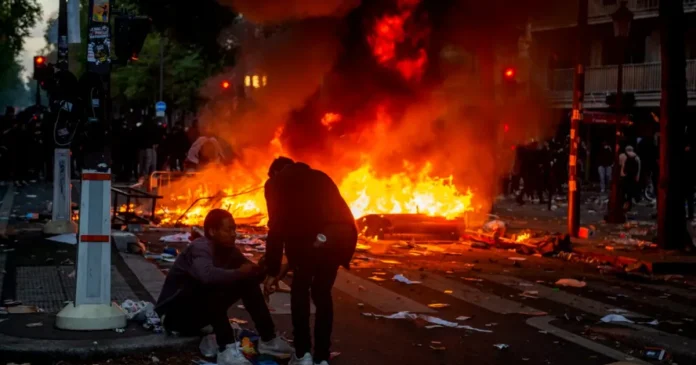 Proteste în Franța: magazine și muzee din Paris, închise de teama violențelor