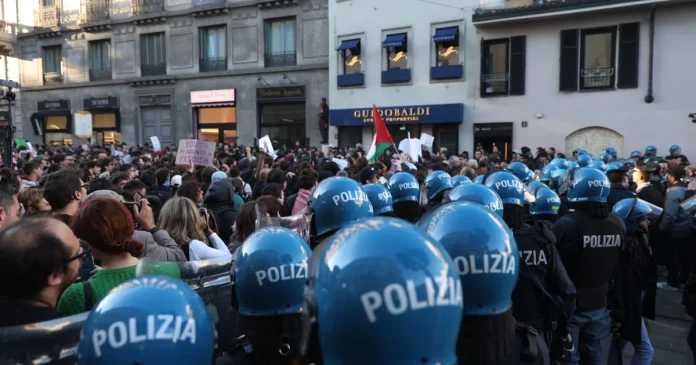 Proteste în Italia: excremente la primărie, licee blocate și metrou închis la Napoli