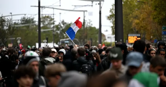 Proteste masive în Franța. Ciocniri între poliție și protestatari la Paris