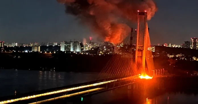 Rusia atacă din nou un pod-cheie din Kiev. Circulația, complet blocată
