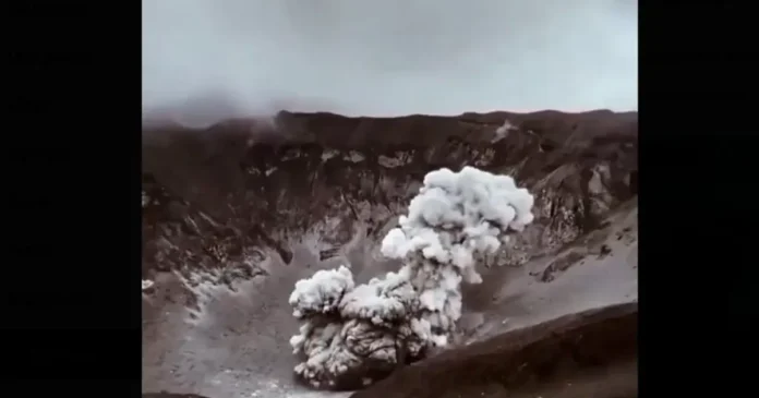 Trei turiști au murit după erupția unui vulcan din Indonezia