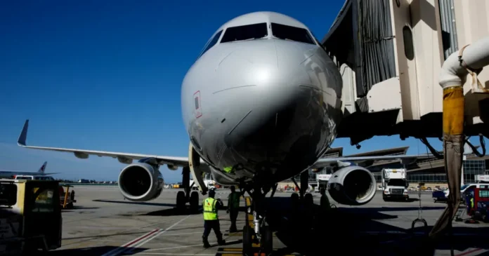 Vântul puternic a dus la anularea a zeci de zboruri pe aeroportul din Amsterdam